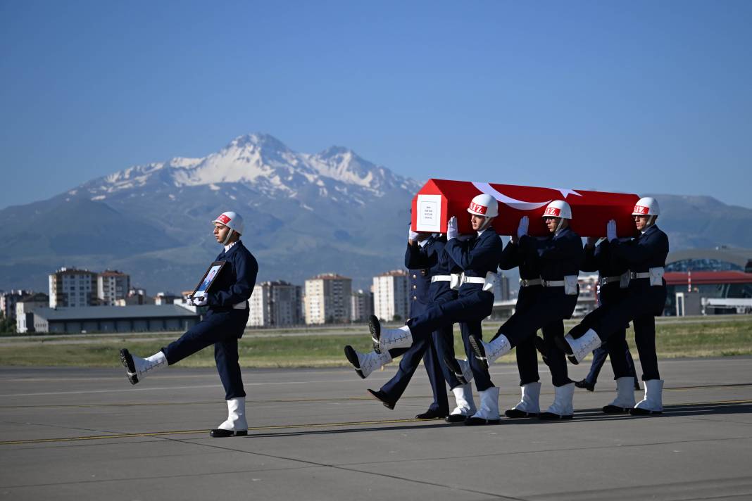 Uçak kazasında şehit olan 2 albay için komutanlıkta tören 20